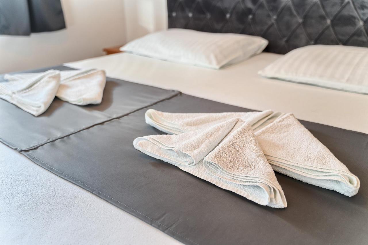 Kamp Lunga + Hotell Jezera Exteriör bild